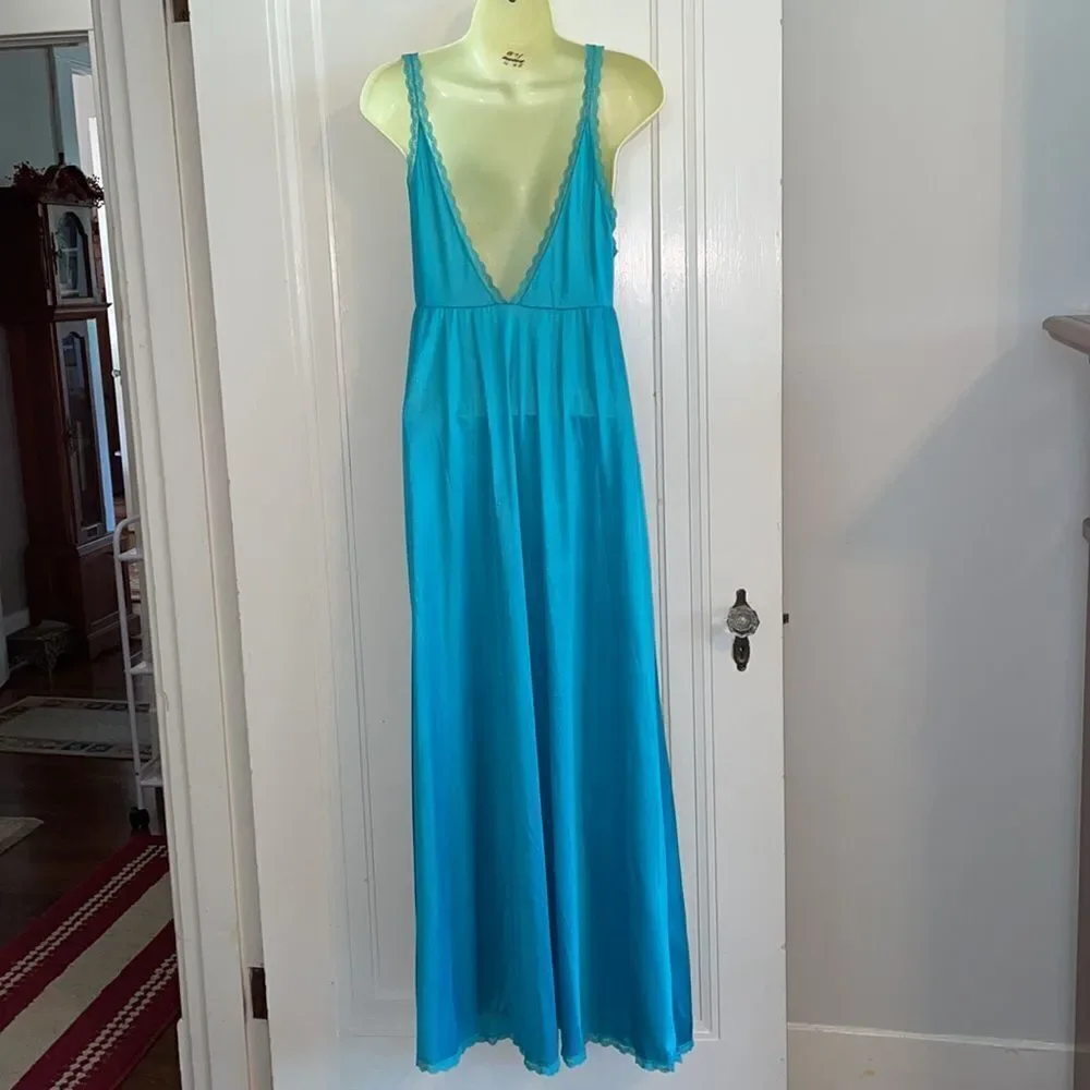 Vtg 70s Formfit Rogers turquoise‎ blue long nylon nightgown with lace details